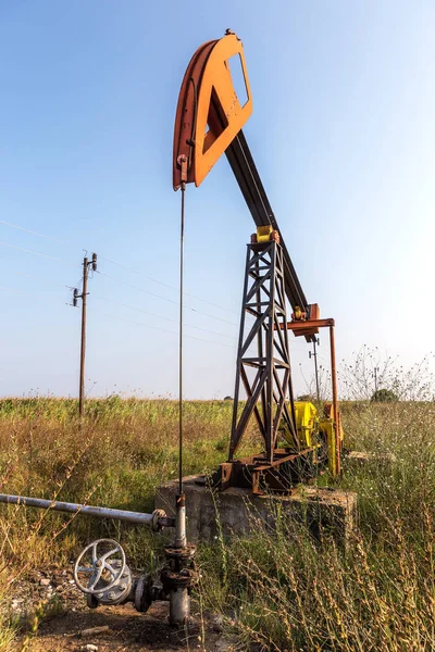 Небольшая Частная Нефтяная Вышка Накачивает Нефть Месторождении Старая Ремесленная Нефтяная — стоковое фото