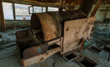 Endüstriyel Bina çimento fabrikası Chernobyl, terk edilmiş. Eski bir fabrika kalıntıları. Bi boka yaramaz, paslı metal çimento fabrikası donatımın bozuldu. Kıyamet tasarım, retro, stalker için öğe