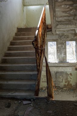 Eski iç iş merkezinin bitmemiş idari bina kalıntıları, beton, taş merdiven yok. Terk edilmiş fabrikası binanın iç harap eski merdiven