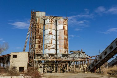 Endüstriyel Bina çimento fabrikası Chernobyl, terk edilmiş. Eski bir fabrika kalıntıları. Bi boka yaramaz, paslı metal çimento fabrikası donatımın bozuldu. Kıyamet tasarım, retro, stalker için öğe