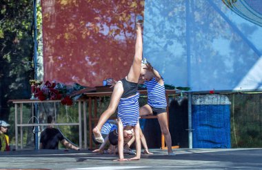 Odessa, Ukrayna -10 Eylül 2016: genç katılımcı kentsel dans ve spor kulüpleri gösterilen live Sahnesi'nde gün fiziksel kültür ve spor. Sahne Alanı'nda çocuk
