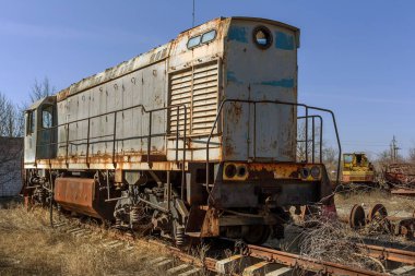 Eski paslı tren lokomotifi dışlama Çernobil bölgesi atılmış. Bölge yüksek radyoaktivite. Hayalet kasaba Pripyat. Chernobyl felaket. Paslı Sovyet Makina fabrikasında nükleer kaza alanında terk
