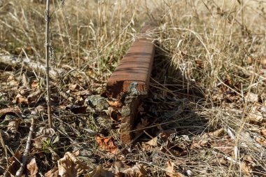 Demiryolu, kırık raylar, kırık tahta uyuyanlar terk edilmiş. Demiryolu kırık kalıntıları. Yağmaladılar eski demiryolu. Yol alabileceği bir yol vardır. Enkaz, kalıntıları, eski tuval unsurları. Seçici odak