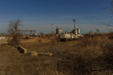Eski paslı tren lokomotifi dışlama Çernobil bölgesi atılmış. Bölge yüksek radyoaktivite. Hayalet kasaba Pripyat. Chernobyl felaket. Paslı Sovyet Makina fabrikasında nükleer kaza alanında terk