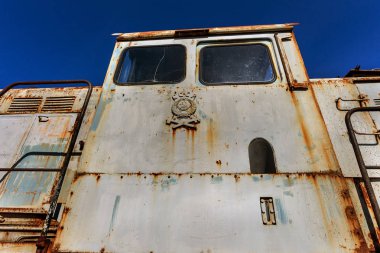 Eski paslı tren lokomotifi dışlama Çernobil bölgesi atılmış. Bölge yüksek radyoaktivite. Hayalet kasaba Pripyat. Chernobyl felaket. Paslı Sovyet Makina fabrikasında nükleer kaza alanında terk