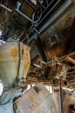 Endüstriyel Bina çimento fabrikası Chernobyl, terk edilmiş. Eski bir fabrika kalıntıları. Bi boka yaramaz, paslı metal çimento fabrikası donatımın bozuldu. Kıyamet tasarım, retro, stalker için öğe