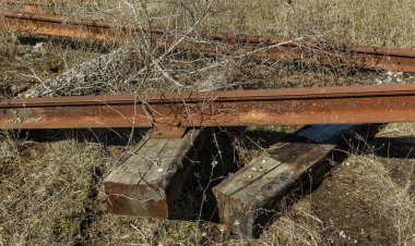 Demiryolu, kırık raylar, kırık tahta uyuyanlar terk edilmiş. Demiryolu kırık kalıntıları. Yağmaladılar eski demiryolu. Yol alabileceği bir yol vardır. Enkaz, kalıntıları, eski tuval unsurları. Seçici odak