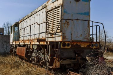 Eski paslı tren lokomotifi dışlama Çernobil bölgesi atılmış. Bölge yüksek radyoaktivite. Hayalet kasaba Pripyat. Chernobyl felaket. Paslı Sovyet Makina fabrikasında nükleer kaza alanında terk