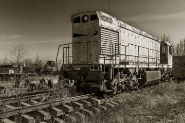 Eski paslı tren lokomotifi dışlama Çernobil bölgesi atılmış. Bölge yüksek radyoaktivite. Hayalet kasaba Pripyat. Chernobyl felaket. Paslı Sovyet Makina fabrikasında nükleer kaza alanında terk