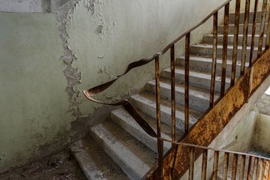 Eski iç iş merkezinin bitmemiş idari bina kalıntıları, beton, taş merdiven yok. Terk edilmiş fabrikası binanın iç harap eski merdiven