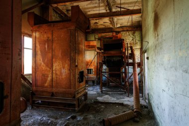 Endüstriyel Bina çimento fabrikası Chernobyl, terk edilmiş. Eski bir fabrika kalıntıları. Bi boka yaramaz, paslı metal çimento fabrikası donatımın bozuldu. Kıyamet tasarım, retro, stalker için öğe