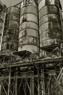 Endüstriyel Bina çimento fabrikası Chernobyl, terk edilmiş. Eski bir fabrika kalıntıları. Bi boka yaramaz, paslı metal çimento fabrikası donatımın bozuldu. Kıyamet tasarım, retro, stalker için öğe