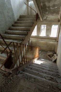 Eski iç iş merkezinin bitmemiş idari bina kalıntıları, beton, taş merdiven yok. Terk edilmiş fabrikası binanın iç harap eski merdiven
