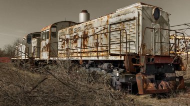 Eski paslı tren lokomotifi dışlama Çernobil bölgesi atılmış. Bölge yüksek radyoaktivite. Hayalet kasaba Pripyat. Chernobyl felaket. Paslı Sovyet Makina fabrikasında nükleer kaza alanında terk