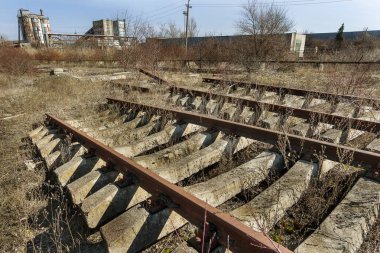 Demiryolu, kırık raylar, kırık tahta uyuyanlar terk edilmiş. Demiryolu kırık kalıntıları. Yağmaladılar eski demiryolu. Yol alabileceği bir yol vardır. Enkaz, kalıntıları, eski tuval unsurları. Seçici odak