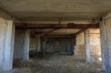 Eski paslı endüstriyel havalandırma bina terk edilmiş bir üretim; Faiz vantilasyon yok edilen idari bina fabrikaların kalıntıları. Kıyamet manzara Stalker, Çernobil, Pripyat, bölge nükleer felaket