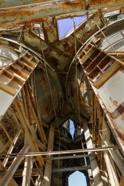 Endüstriyel Bina çimento fabrikası Chernobyl, terk edilmiş. Eski bir fabrika kalıntıları. Bi boka yaramaz, paslı metal çimento fabrikası donatımın bozuldu. Kıyamet tasarım, retro, stalker için öğe