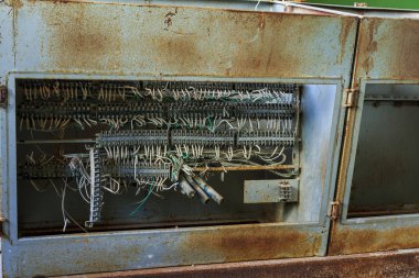 Eski kırık geçiş panosunda tahrip üretim tesisi iç. Elektrik Santral kırık, sökülüp, yağmaladılar. Kırık eski kalkan, ekipman operasyon kontrol paneli