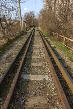 Eski tramvay demiryolu. Dar hat yol şerit, eski bir vintage tramvay ve tekerlekli yeniden düzenleme için yer kalır. Raylar tramvay fakir mahallede, şehir dörtte. Odessa şehir yoksul alanında eski bir tramvay