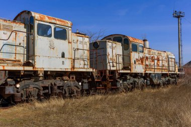 Eski paslı tren lokomotifi dışlama Çernobil bölgesi atılmış. Bölge yüksek radyoaktivite. Hayalet kasaba Pripyat. Chernobyl felaket. Paslı Sovyet Makina fabrikasında nükleer kaza alanında terk