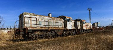 Eski paslı tren lokomotifi dışlama Çernobil bölgesi atılmış. Bölge yüksek radyoaktivite. Hayalet kasaba Pripyat. Chernobyl felaket. Paslı Sovyet Makina fabrikasında nükleer kaza alanında terk