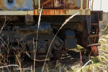 Eski paslı tren lokomotifi dışlama Çernobil bölgesi atılmış. Bölge yüksek radyoaktivite. Hayalet kasaba Pripyat. Chernobyl felaket. Paslı Sovyet Makina fabrikasında nükleer kaza alanında terk