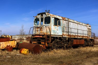 Eski paslı tren lokomotifi dışlama Çernobil bölgesi atılmış. Bölge yüksek radyoaktivite. Hayalet kasaba Pripyat. Chernobyl felaket. Paslı Sovyet Makina fabrikasında nükleer kaza alanında terk