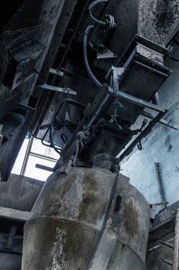 Endüstriyel Bina çimento fabrikası Chernobyl, terk edilmiş. Eski bir fabrika kalıntıları. Bi boka yaramaz, paslı metal çimento fabrikası donatımın bozuldu. Kıyamet tasarım, retro, stalker için öğe