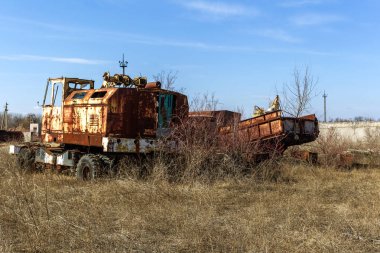 Eski paslı kamyon hayalet kasaba Pripyat, Çernobil, Ukrayna otoparka çöle atılmış. Eski paslı eski araba, kırık eski paslı demir araç terk edilmiş. Radyasyon bölgesi, Stalker, Apocalypse