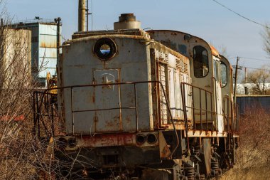 Eski paslı tren lokomotifi dışlama Çernobil bölgesi atılmış. Bölge yüksek radyoaktivite. Hayalet kasaba Pripyat. Chernobyl felaket. Paslı Sovyet Makina fabrikasında nükleer kaza alanında terk