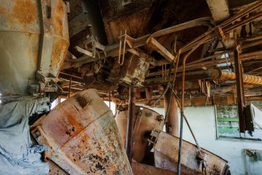 Endüstriyel Bina çimento fabrikası Chernobyl, terk edilmiş. Eski bir fabrika kalıntıları. Bi boka yaramaz, paslı metal çimento fabrikası donatımın bozuldu. Kıyamet tasarım, retro, stalker için öğe