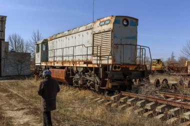 Eski paslı tren lokomotifi dışlama Çernobil bölgesi atılmış. Bölge yüksek radyoaktivite. Hayalet kasaba Pripyat. Chernobyl felaket. Paslı Sovyet Makina fabrikasında nükleer kaza alanında terk