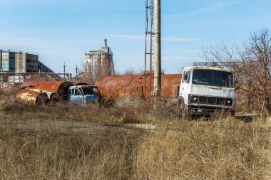 Eski paslı kamyon hayalet kasaba Pripyat, Çernobil, Ukrayna otoparka çöle atılmış. Eski paslı eski araba, kırık eski paslı demir araç terk edilmiş. Radyasyon bölgesi, Stalker, Apocalypse