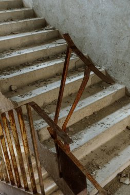 Eski iç iş merkezinin bitmemiş idari bina kalıntıları, beton, taş merdiven yok. Terk edilmiş fabrikası binanın iç harap eski merdiven