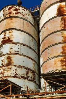 Endüstriyel Bina çimento fabrikası Chernobyl, terk edilmiş. Eski bir fabrika kalıntıları. Bi boka yaramaz, paslı metal çimento fabrikası donatımın bozuldu. Kıyamet tasarım, retro, stalker için öğe