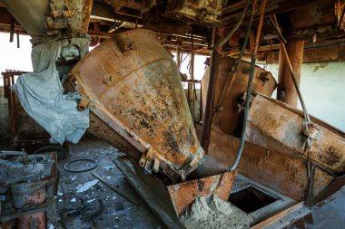 Endüstriyel Bina çimento fabrikası Chernobyl, terk edilmiş. Eski bir fabrika kalıntıları. Bi boka yaramaz, paslı metal çimento fabrikası donatımın bozuldu. Kıyamet tasarım, retro, stalker için öğe