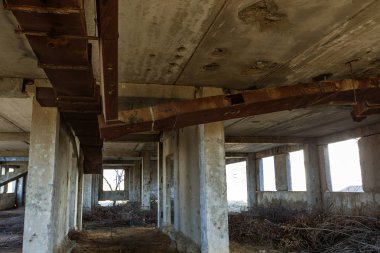 Eski paslı endüstriyel havalandırma bina terk edilmiş bir üretim; Faiz vantilasyon yok edilen idari bina fabrikaların kalıntıları. Kıyamet manzara Stalker, Çernobil, Pripyat, bölge nükleer felaket