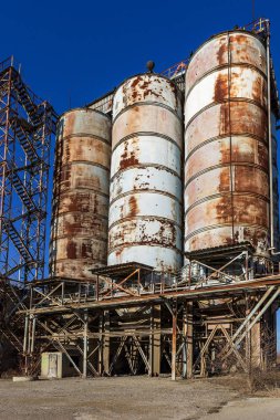 Endüstriyel Bina çimento fabrikası Chernobyl, terk edilmiş. Eski bir fabrika kalıntıları. Bi boka yaramaz, paslı metal çimento fabrikası donatımın bozuldu. Kıyamet tasarım, retro, stalker için öğe