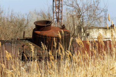 Benzin için eski paslı otomobil tanker içinde eski Teknopark Çernobil nükleer santral kazadan sonra atılır. Kıyamet, Pripyat. Radyasyon. Paslı araç teknoloji terk