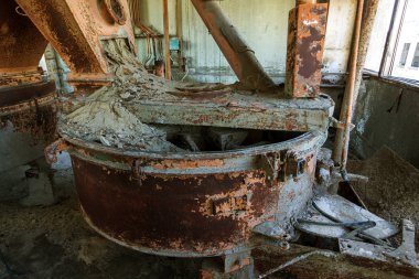 Endüstriyel Bina çimento fabrikası Chernobyl, terk edilmiş. Eski bir fabrika kalıntıları. Bi boka yaramaz, paslı metal çimento fabrikası donatımın bozuldu. Kıyamet tasarım, retro, stalker için öğe