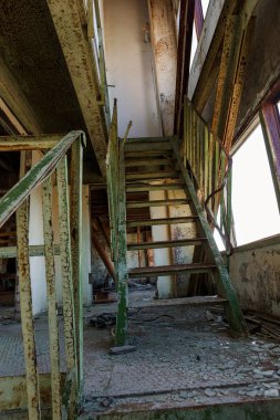 Eski iç iş merkezinin bitmemiş idari bina kalıntıları, beton, taş merdiven yok. Terk edilmiş fabrikası binanın iç harap eski merdiven