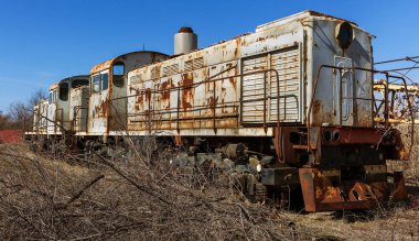 Eski paslı tren lokomotifi dışlama Çernobil bölgesi atılmış. Bölge yüksek radyoaktivite. Hayalet kasaba Pripyat. Chernobyl felaket. Paslı Sovyet Makina fabrikasında nükleer kaza alanında terk