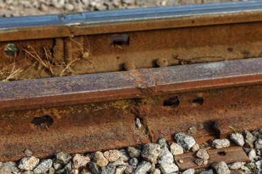 Eski tramvay demiryolu. Dar hat yol şerit, eski bir vintage tramvay ve tekerlekli yeniden düzenleme için yer kalır. Raylar tramvay fakir mahallede, şehir dörtte. Odessa şehir yoksul alanında eski bir tramvay