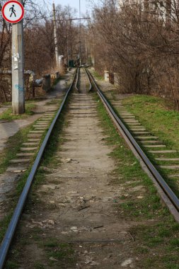 Eski tramvay demiryolu. Dar hat yol şerit, eski bir vintage tramvay ve tekerlekli yeniden düzenleme için yer kalır. Raylar tramvay fakir mahallede, şehir dörtte. Odessa şehir yoksul alanında eski bir tramvay