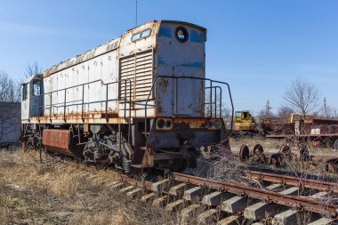 Eski paslı tren lokomotifi dışlama Çernobil bölgesi atılmış. Bölge yüksek radyoaktivite. Hayalet kasaba Pripyat. Chernobyl felaket. Paslı Sovyet Makina fabrikasında nükleer kaza alanında terk