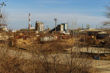 Eski paslı tren lokomotifi dışlama Çernobil bölgesi atılmış. Bölge yüksek radyoaktivite. Hayalet kasaba Pripyat. Chernobyl felaket. Paslı Sovyet Makina fabrikasında nükleer kaza alanında terk