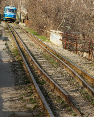 Eski tramvay demiryolu. Dar hat yol şerit, eski bir vintage tramvay ve tekerlekli yeniden düzenleme için yer kalır. Raylar tramvay fakir mahallede, şehir dörtte. Odessa şehir yoksul alanında eski bir tramvay