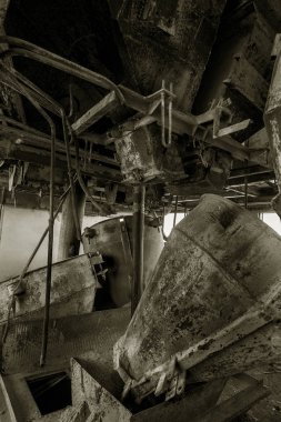 Endüstriyel Bina çimento fabrikası Chernobyl, terk edilmiş. Eski bir fabrika kalıntıları. Bi boka yaramaz, paslı metal çimento fabrikası donatımın bozuldu. Kıyamet tasarım, retro, stalker için öğe