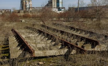 Demiryolu, kırık raylar, kırık tahta uyuyanlar terk edilmiş. Demiryolu kırık kalıntıları. Yağmaladılar eski demiryolu. Yol alabileceği bir yol vardır. Enkaz, kalıntıları, eski tuval unsurları. Seçici odak