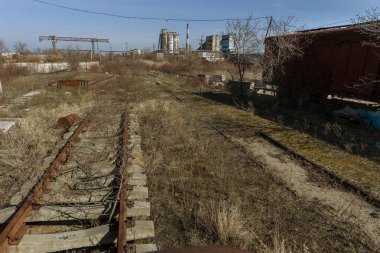 Demiryolu, kırık raylar, kırık tahta uyuyanlar terk edilmiş. Demiryolu kırık kalıntıları. Yağmaladılar eski demiryolu. Yol alabileceği bir yol vardır. Enkaz, kalıntıları, eski tuval unsurları. Seçici odak